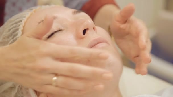 Applicare la crema sul viso e massaggiare nel salone di bellezza — Video Stock