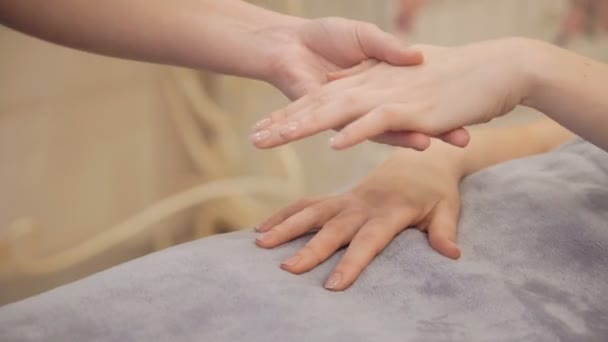 Amortiguación de las manos antes de la terapia en el salón cosmético — Vídeo de stock