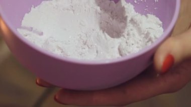 Kozmetik mineral granülleri maskesi