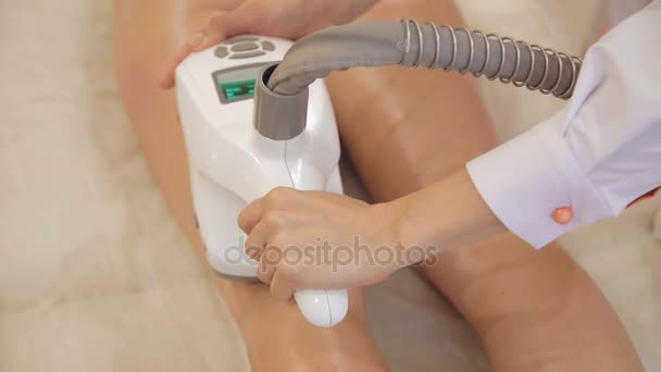 Антицеллюлитная и лифтинговая терапия с аппаратной косметологией — стоковое видео