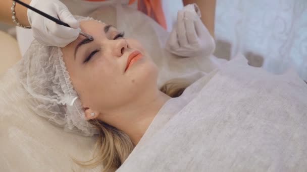 Ögonbryn färgning behandling med naturlig henna färg av cosmetician — Stockvideo