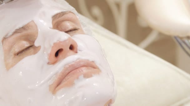 Applying of alginate facial mask — Stock Video