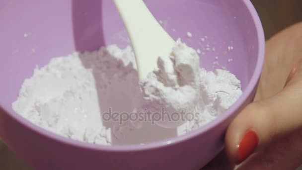 Cosmetische minerale korrels voor masker — Stockvideo