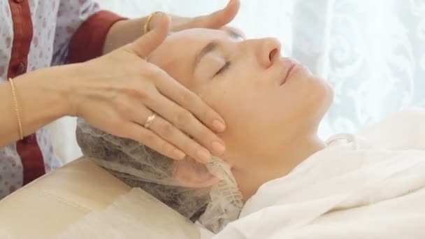 Massage des Gesichts in der Schönheitsklinik — Stockvideo