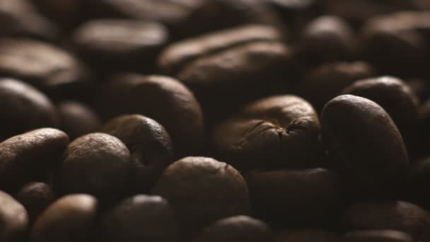 Macro roasted coffee beans falling on upside — Stock Video