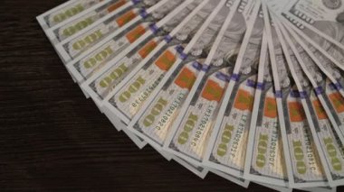 Bir sürü siyah arka plan üzerine dolar. 4k