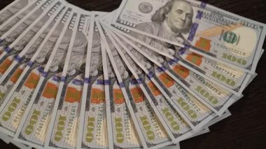 Bir sürü siyah arka plan üzerine dolar. 4k