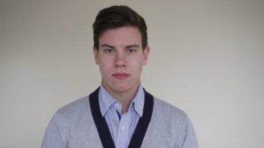 Kameraya ciddi görünümlü genç adam. 4k