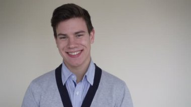 Kameraya bakarak ve içtenlikle gülümseyerek mutlu bir adam. 4k