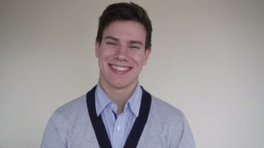 Kameraya bakarak ve 4 k'dan fazla gülümseyen genç adam