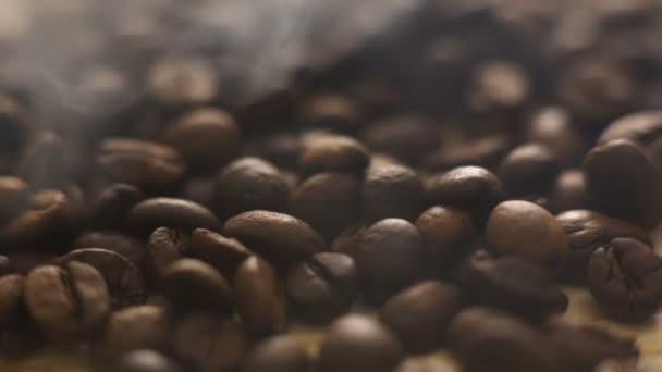 Processo di tostatura dei chicchi di caffè in 4K — Video Stock