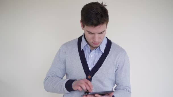 Jeune homme utilisant la tablette sur le fond. 4K — Video