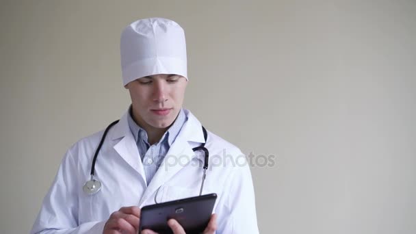 Σκέψης ιατρός που εργάζεται με το tablet σε φόντο σε ανάλυση 4k — Αρχείο Βίντεο
