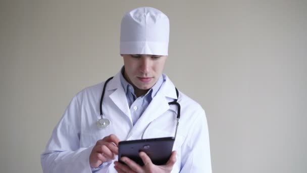 Σκέψης ιατρός που εργάζεται με το tablet σε φόντο σε ανάλυση 4k — Αρχείο Βίντεο