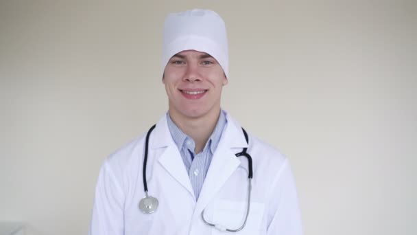 4 k のカメラを見て笑みを浮かべて男性医師の肖像画 — ストック動画