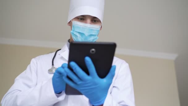 4 k の病院でタブレットに取り組んでいる男性医師 — ストック動画