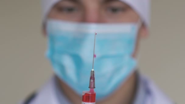Male doctor preparing syringe of the medicine. Slowly — Stock Video