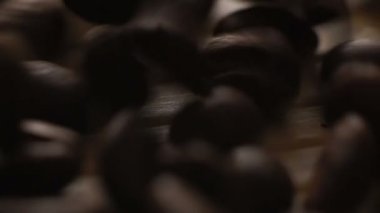 Makro kahve çekirdekleri ahşap baş üzerinde düşen kavrulmuş. Yavaş yavaş