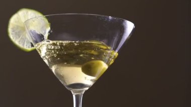 Bir zeytin kadeh alkol ve kireç dilim içine düşme. Yavaş yavaş