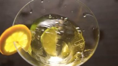 Bir dilim limon kadeh alkol ve limon dilimi ile içine düşme. Yavaş yavaş