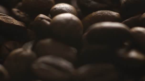 Geröstete Kaffeebohnen fallen auf den Kopf. langsam — Stockvideo