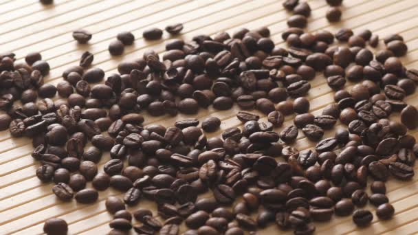 Beaucoup de grains de café torréfiés tombent. Doucement. — Video