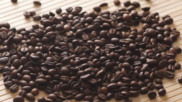 Beaucoup de grains de café torréfiés tombent. Doucement. — Video