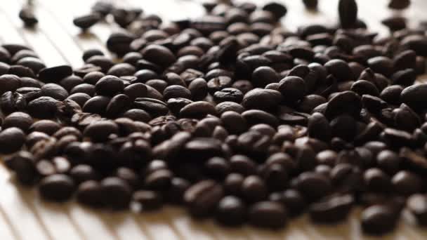 Viele Kaffeebohnen fallen um. langsam — Stockvideo