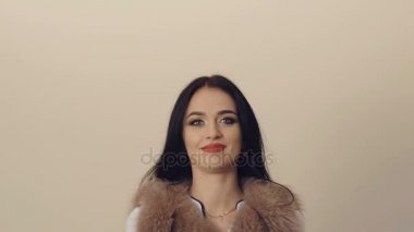 Tutkulu kız gülümsüyor ve iki büyük yeşil elma atar. Yavaş yavaş