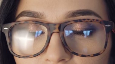 Açma ve gözlük kamera isteyen kızlar göz yakın çekim