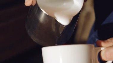 Erkek kahve, etkisi dökülen süt eller. Yavaş yavaş