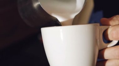 Kahve süt etkisi. Yavaş yavaş