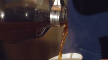 Dökerek kahve fincan içine kapatın. Yavaş yavaş