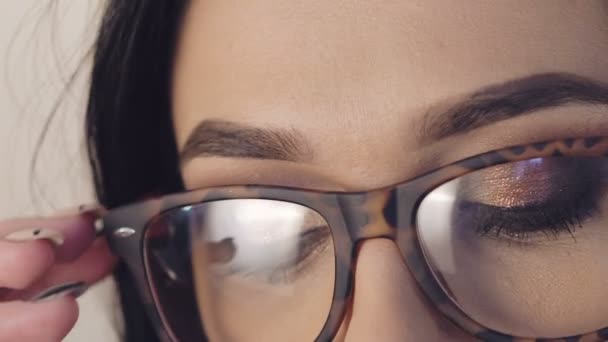 Primer plano de chica desnudando gafas y loking a la cámara — Vídeo de stock