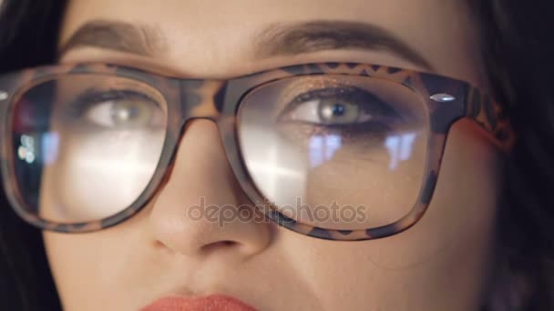 Close up sguardo forte di belle ragazze occhi in occhiali — Video Stock