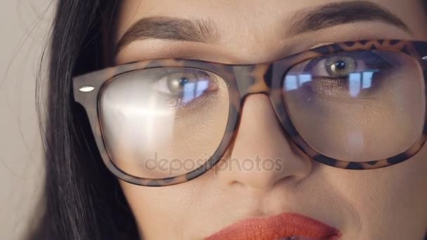 Portrait de fille passionnée dans des lunettes avec de grands yeux et des lèvres rouges. Doucement. — Video