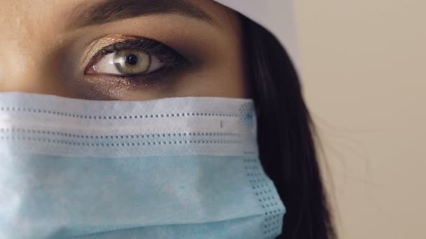 Portret van de helft van de vrouwelijke arts gezicht close-up. — Stockvideo