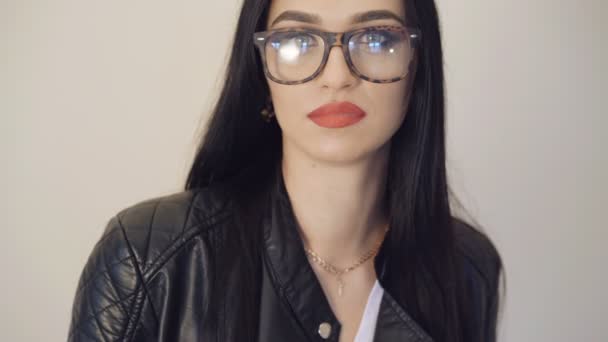 Hübsches Mädchen, das flirtet und in die Brille in die Kamera schaut. 4k — Stockvideo