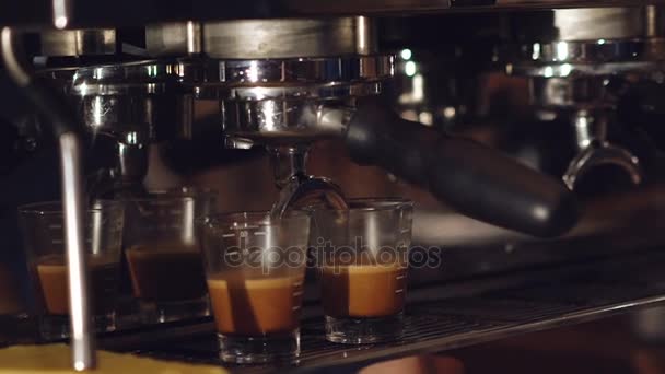 Dos tazas de espresso que se vierten de una máquina de espresso profesional. Despacio. — Vídeos de Stock