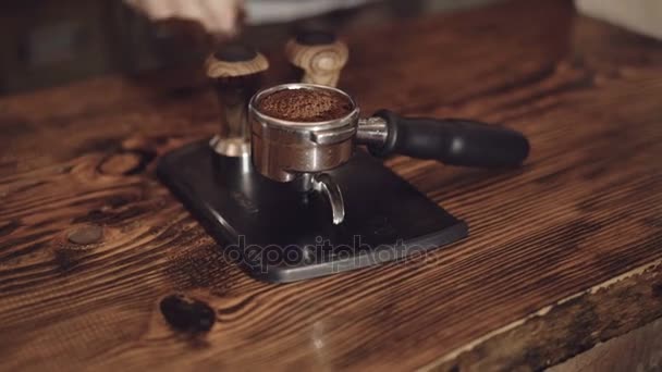 Close-up de motivos de café no navio para cafeteira em 4K — Vídeo de Stock