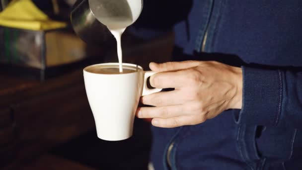 Barista haciendo café arte latte. 4K — Vídeos de Stock