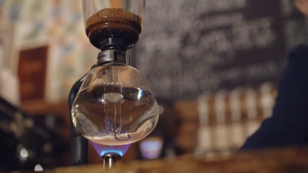 Крупним планом перегляд приготування кави в альтернативній вакуумній кавоварці в 4K — стокове відео