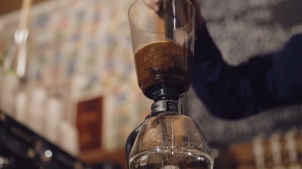 Vue rapprochée de la préparation du café dans une cafetière alternative en 4K — Video