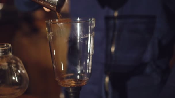 Voorbereiding van de koffie in alternatieve koffiezetapparaat in 4k — Stockvideo