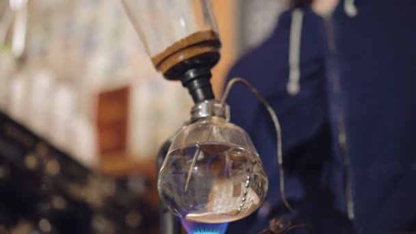 Barista koffie in alternatieve koffiezetapparaat in 4k voorbereiden — Stockvideo