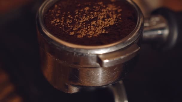Primer plano de los granos de café en el recipiente de la cafetera — Vídeos de Stock