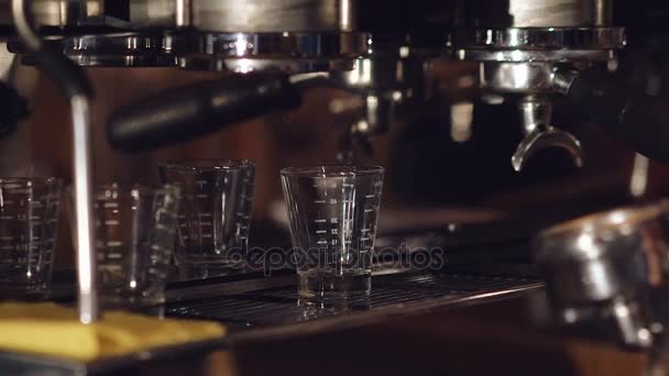 Dos tazas de café expreso que se vierten de una máquina de café expreso profesional — Vídeos de Stock