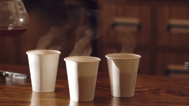 Drei Tassen leckerer Kaffee auf dem Holztisch — Stockvideo