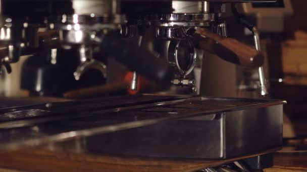 Закрыть кофемашину — стоковое видео