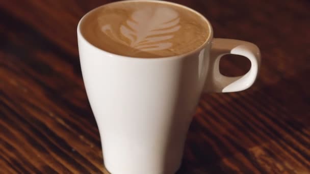 Eine Tasse Latte mit Milchwirkung — Stockvideo